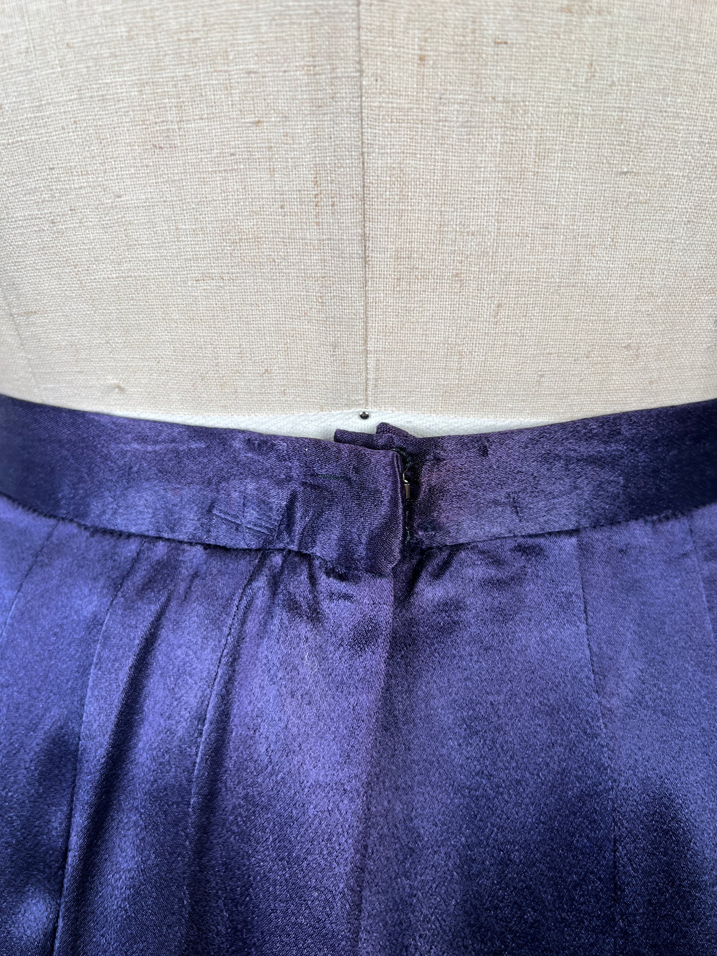 Jupe vintage plissée en soie ultra violet (2/4)