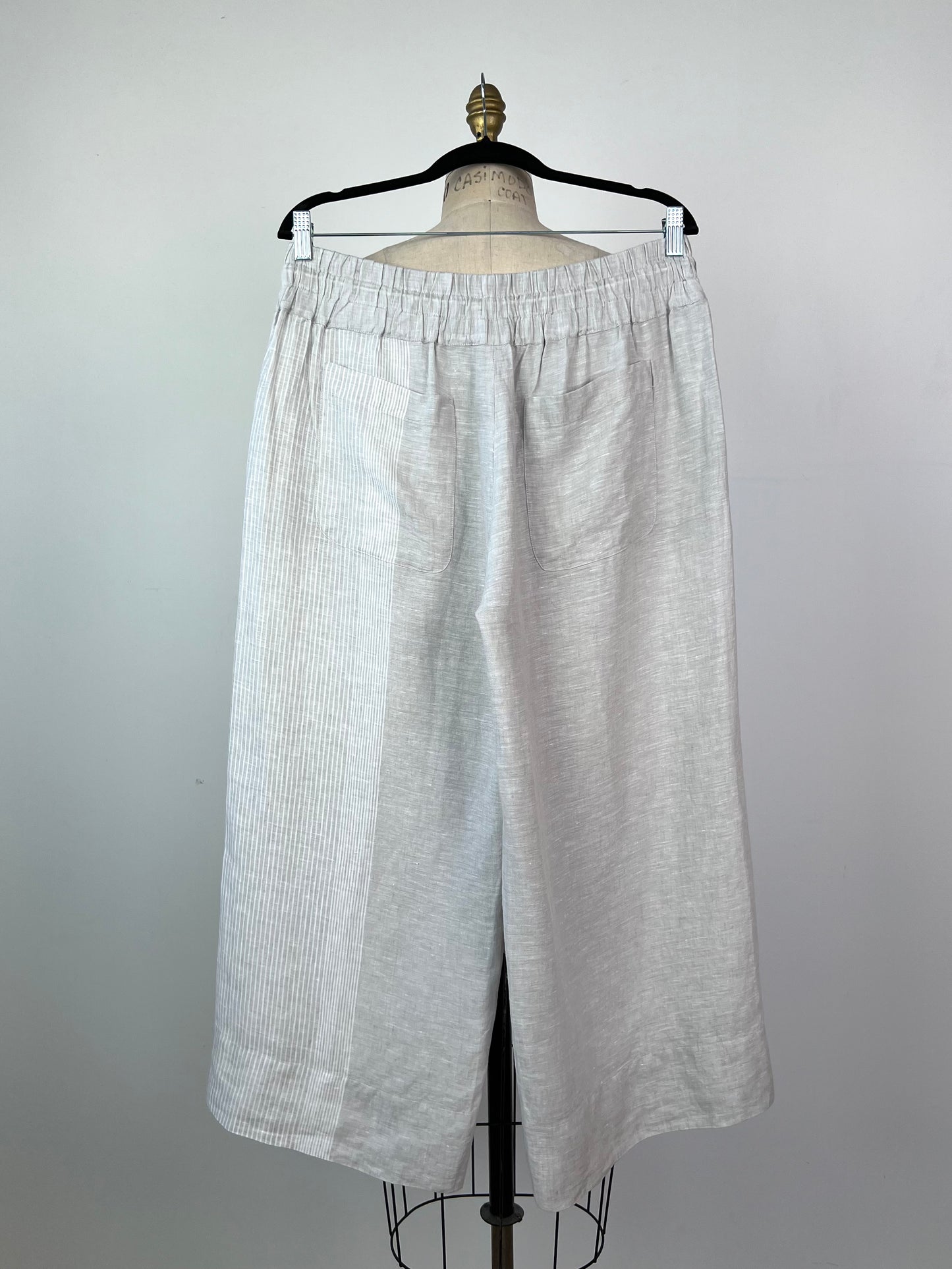 Pantalon en lin greige à rayures blanches (10)