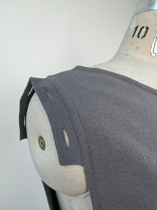 Asymmetrical gray tunic with buttonhole details (TU)