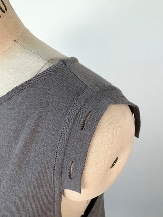 Asymmetrical gray tunic with buttonhole details (TU)