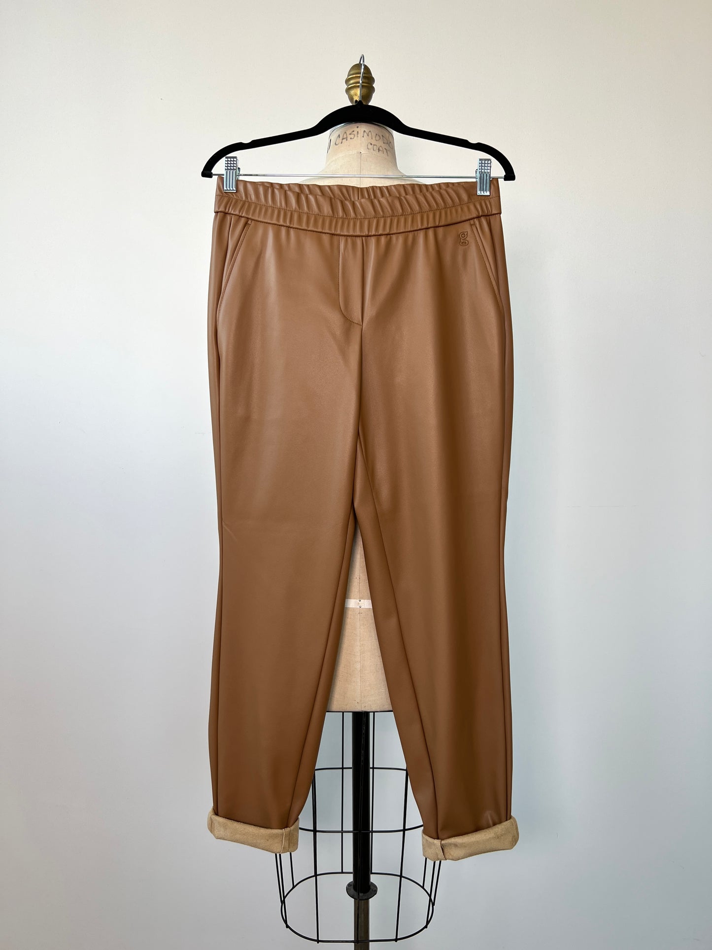 Pantalon en faux cuir muscade à taille élastique (8)