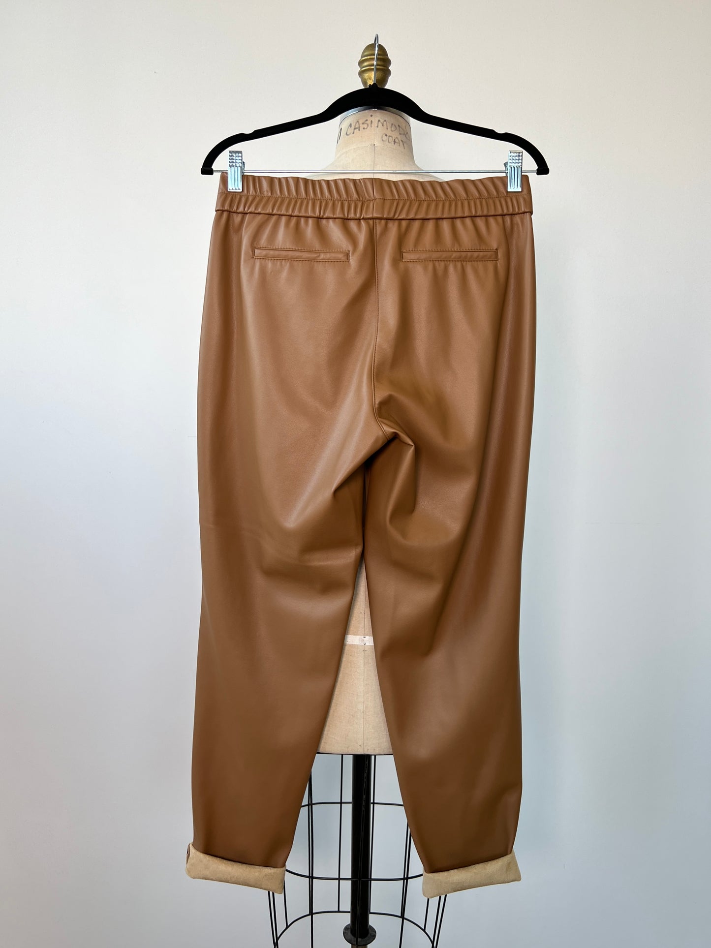 Pantalon en faux cuir muscade à taille élastique (8)
