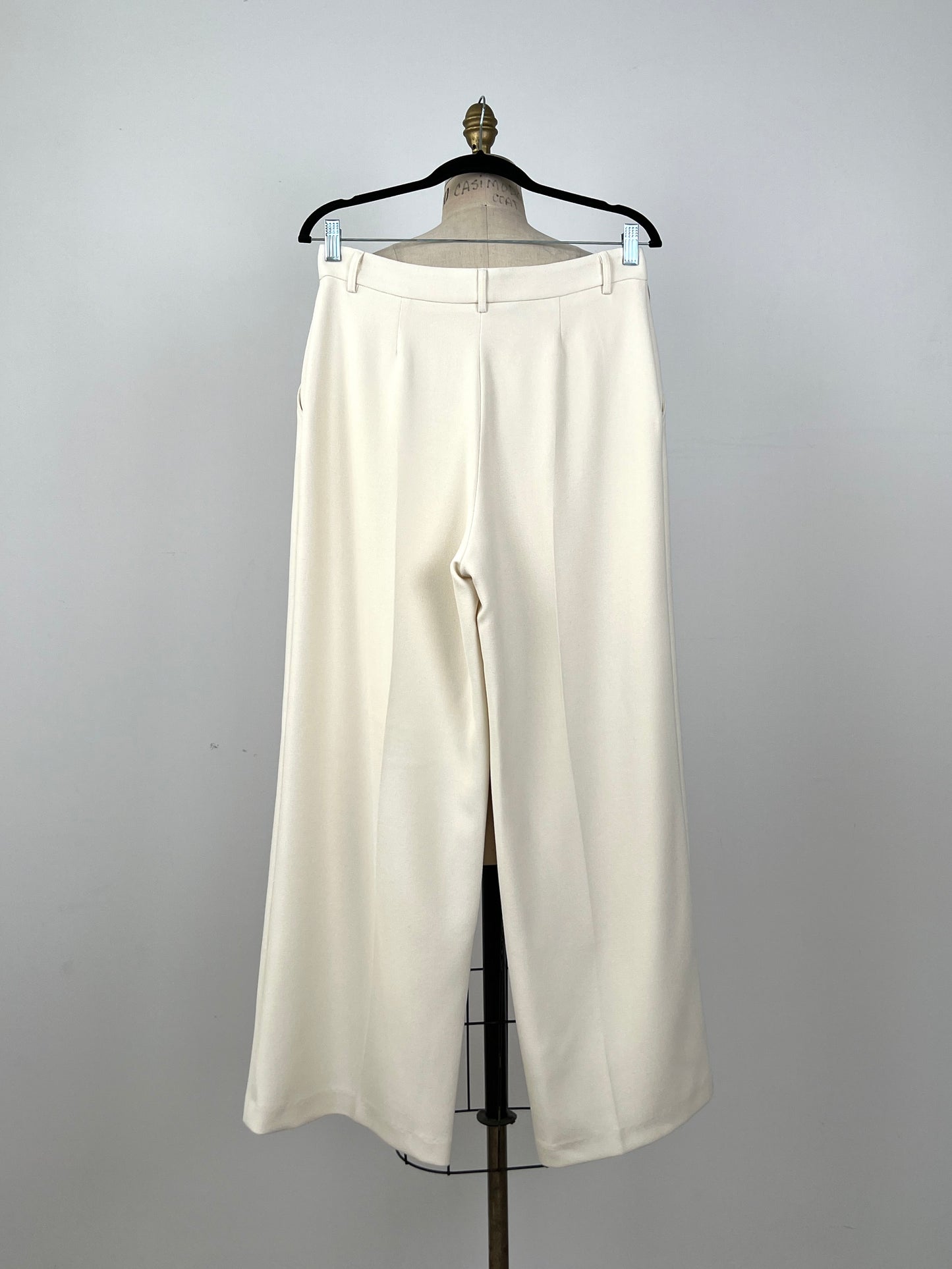 Pantalon tailleur droit en tissage texturé crème  (8)