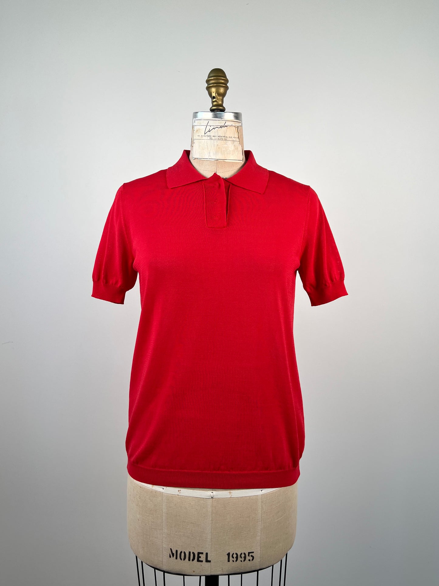 Chandail polo rouge en fin tricot extensible (XS/S)