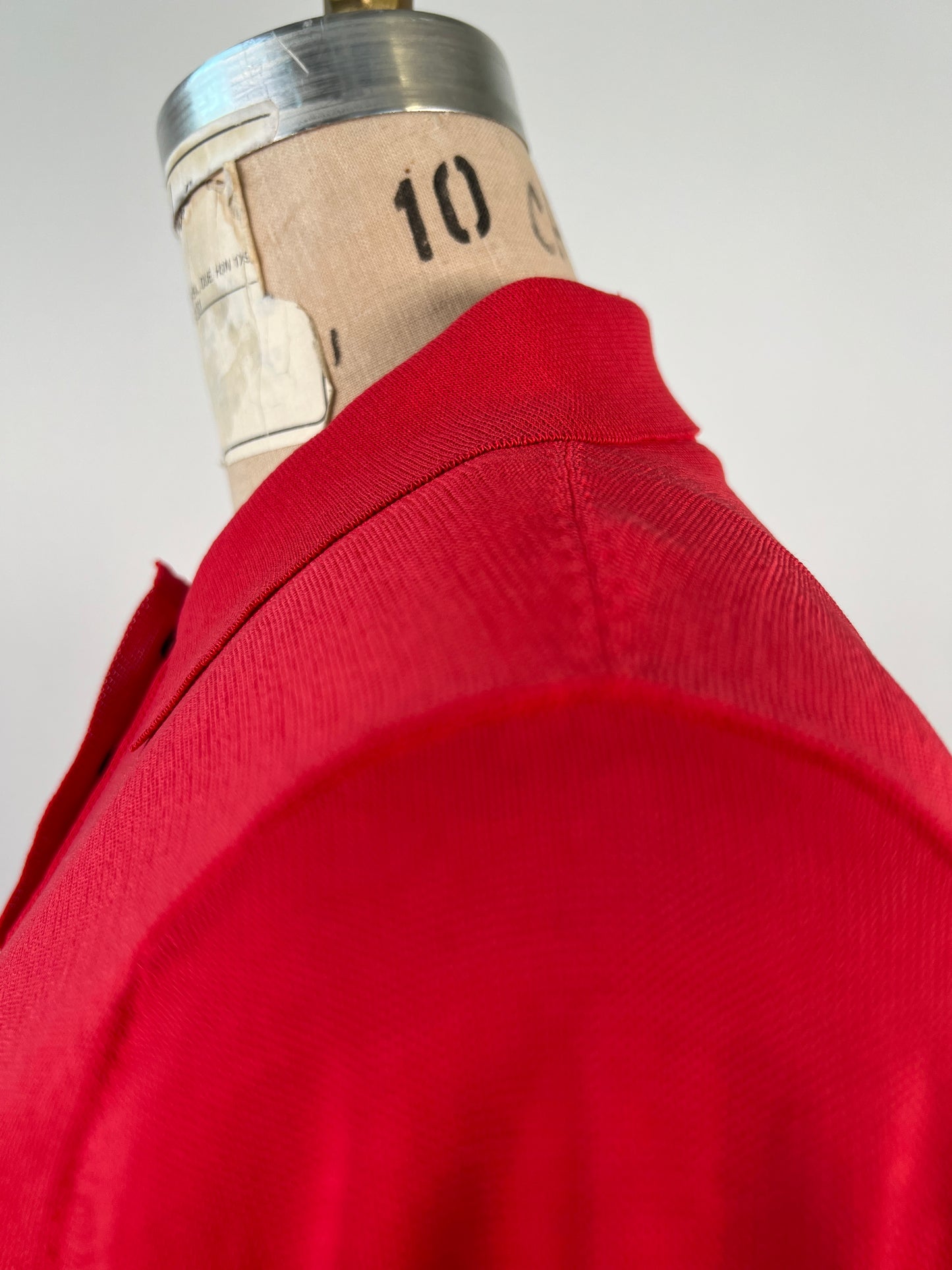 Chandail polo rouge en fin tricot extensible (XS/S)