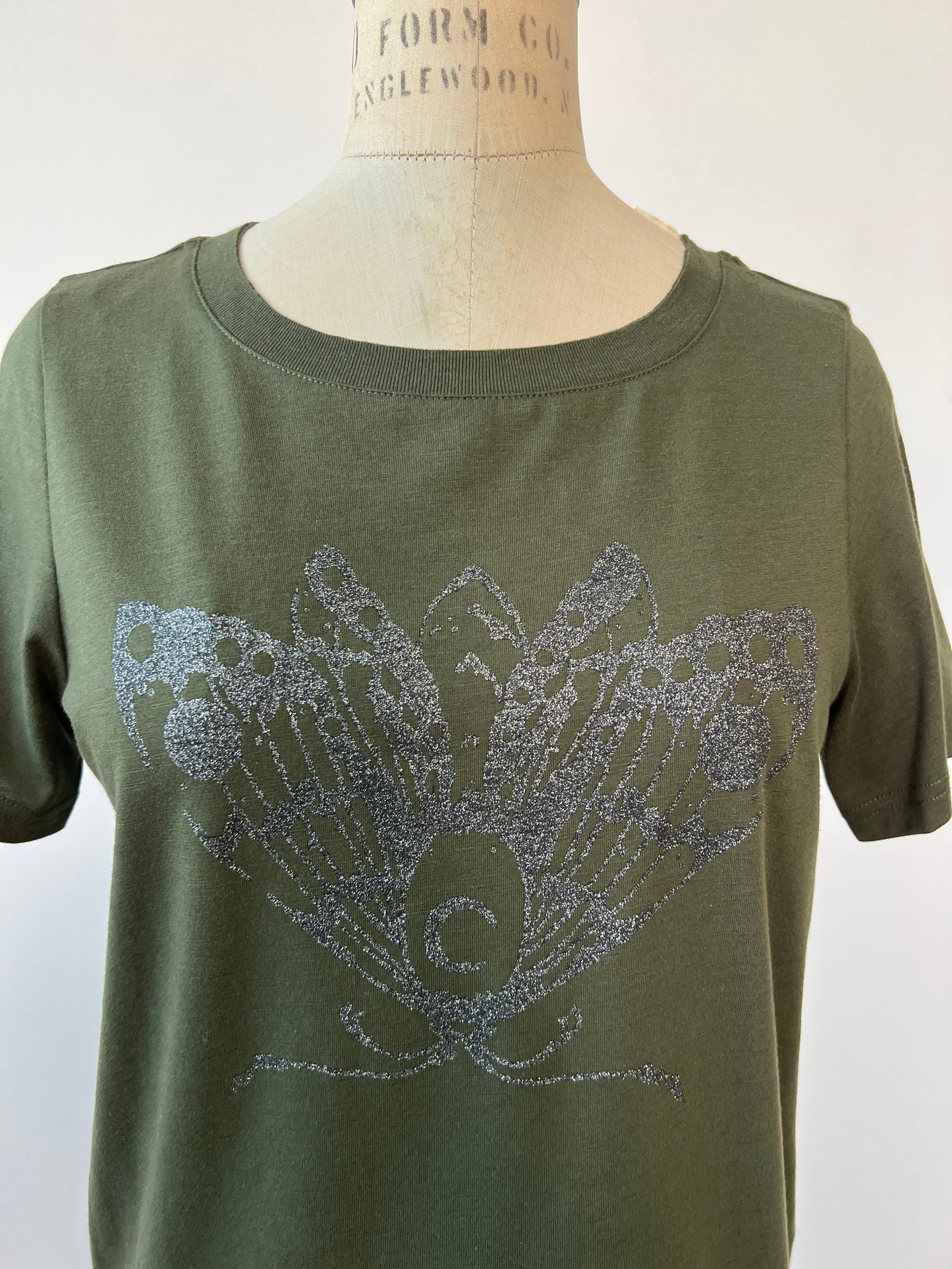 T-shirt kaki à imprimé papillon de lune argenté (S)