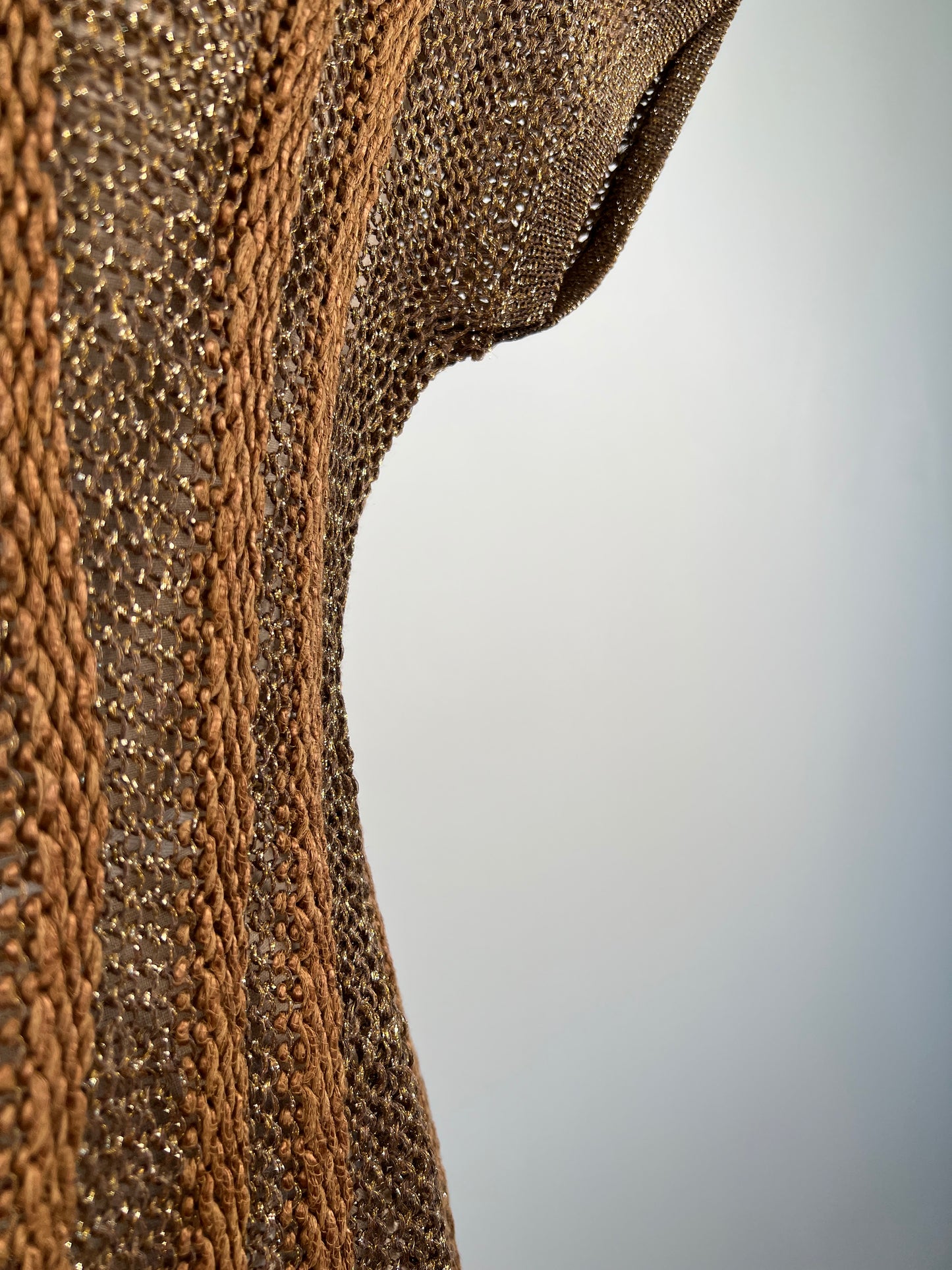 Top en tricot ajouré muscade métallisé doré à dos nu (S/M)
