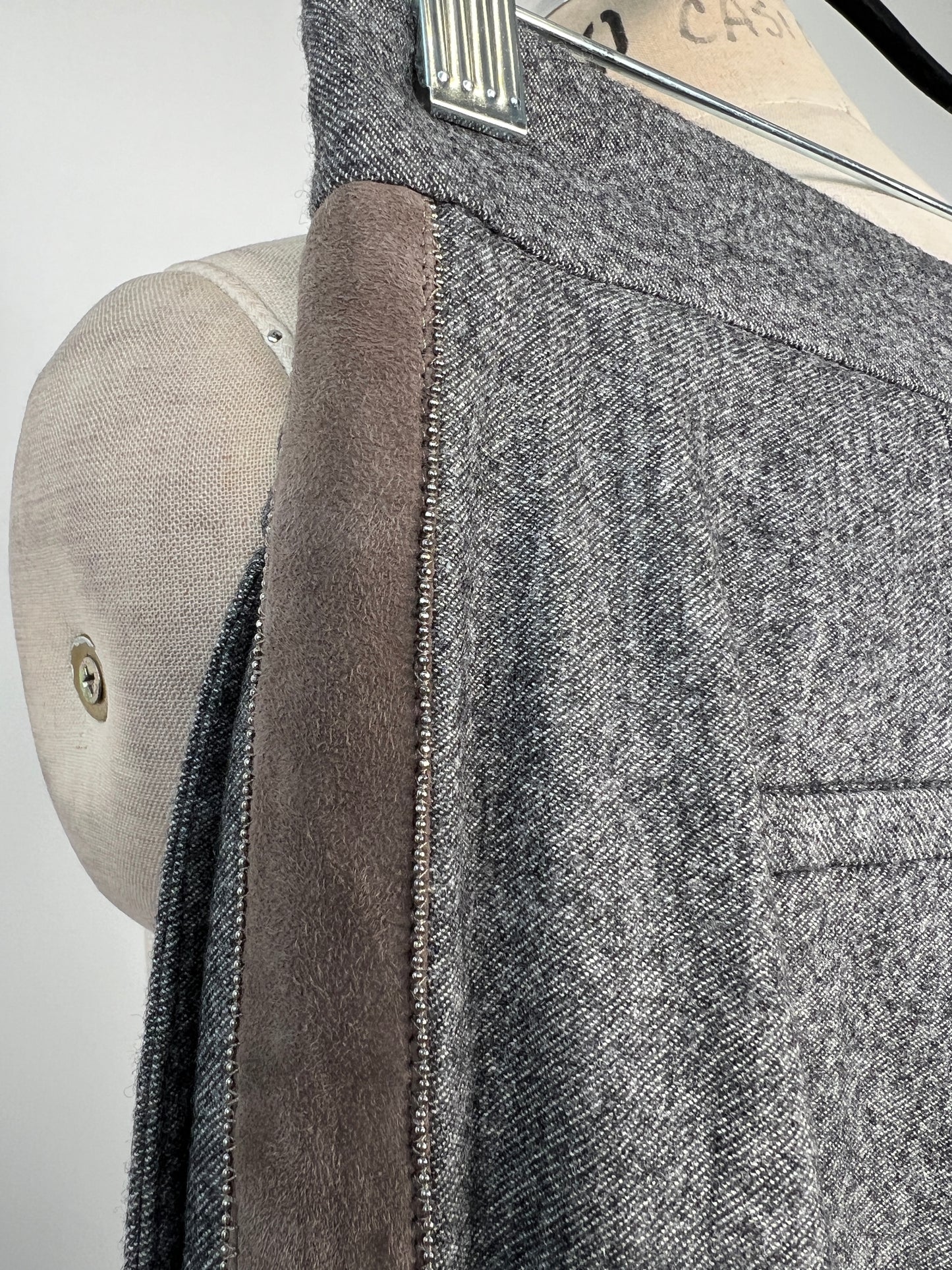 Pantalon luxueux gris chiné à galons de suède et strass (S)