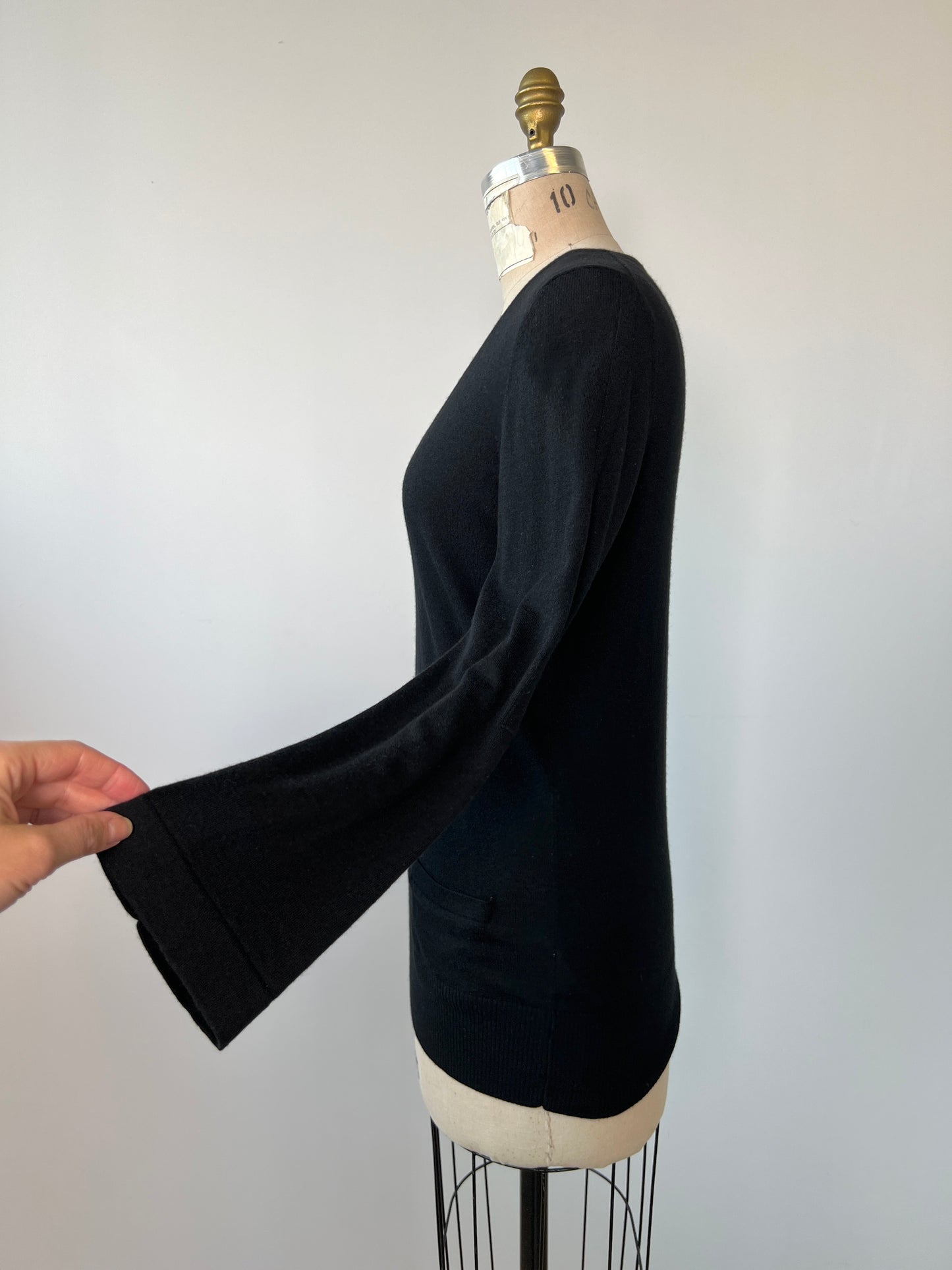 Chandail en tricot noir à col V (S)