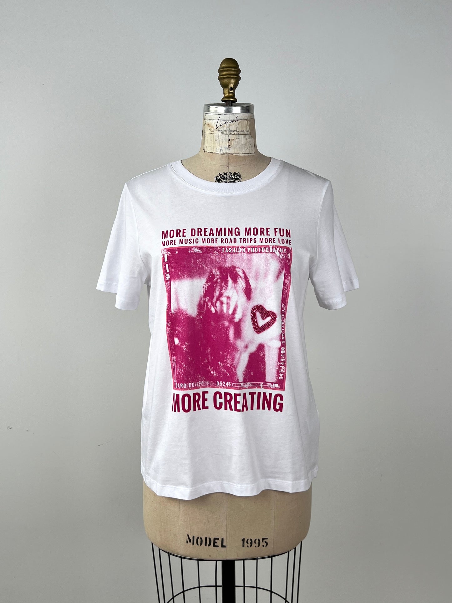 T-shirt blanc imprimé "More Dreaming" (8)