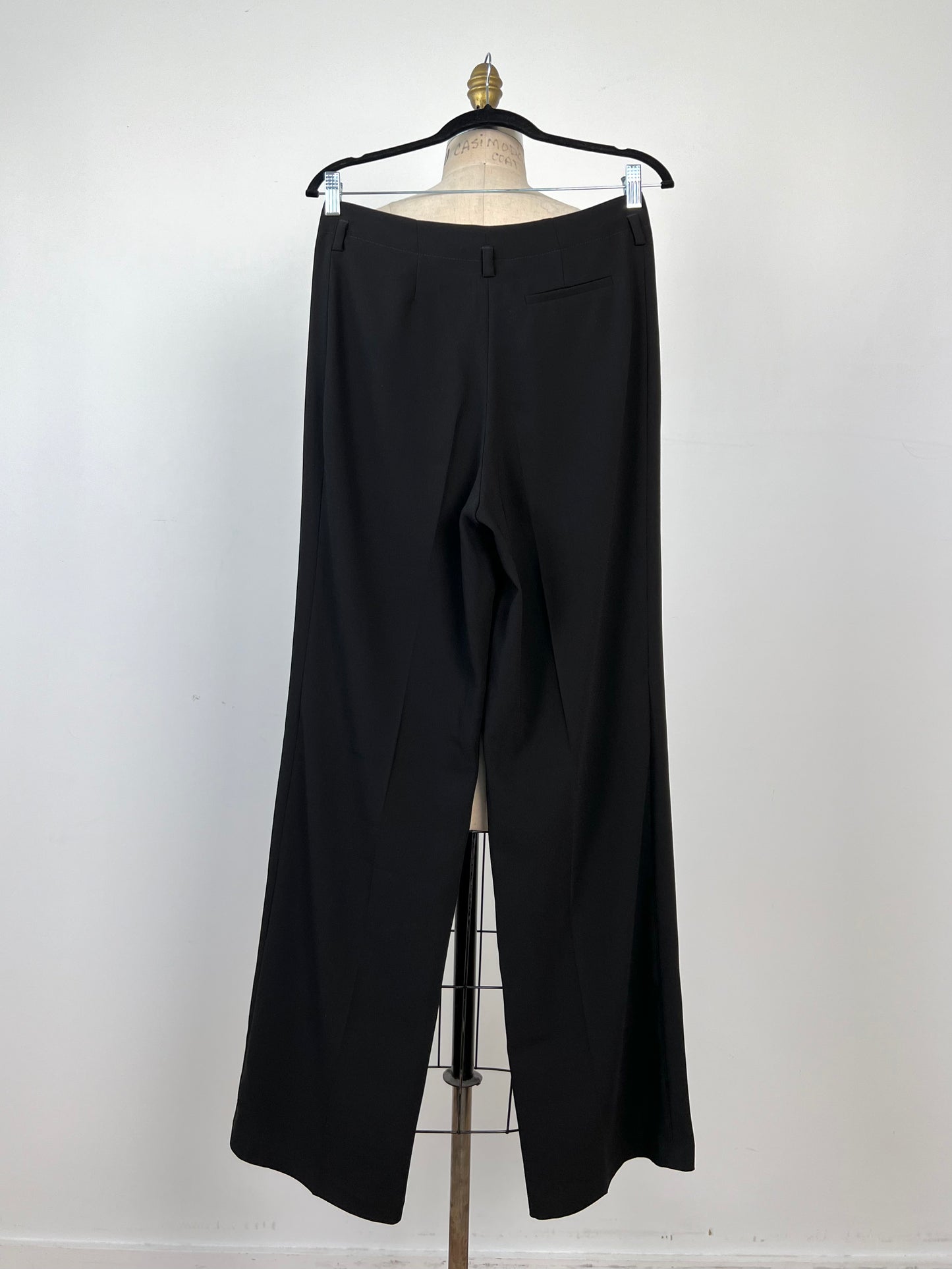 Pantalon tailleur droit en crêpe noire (8)