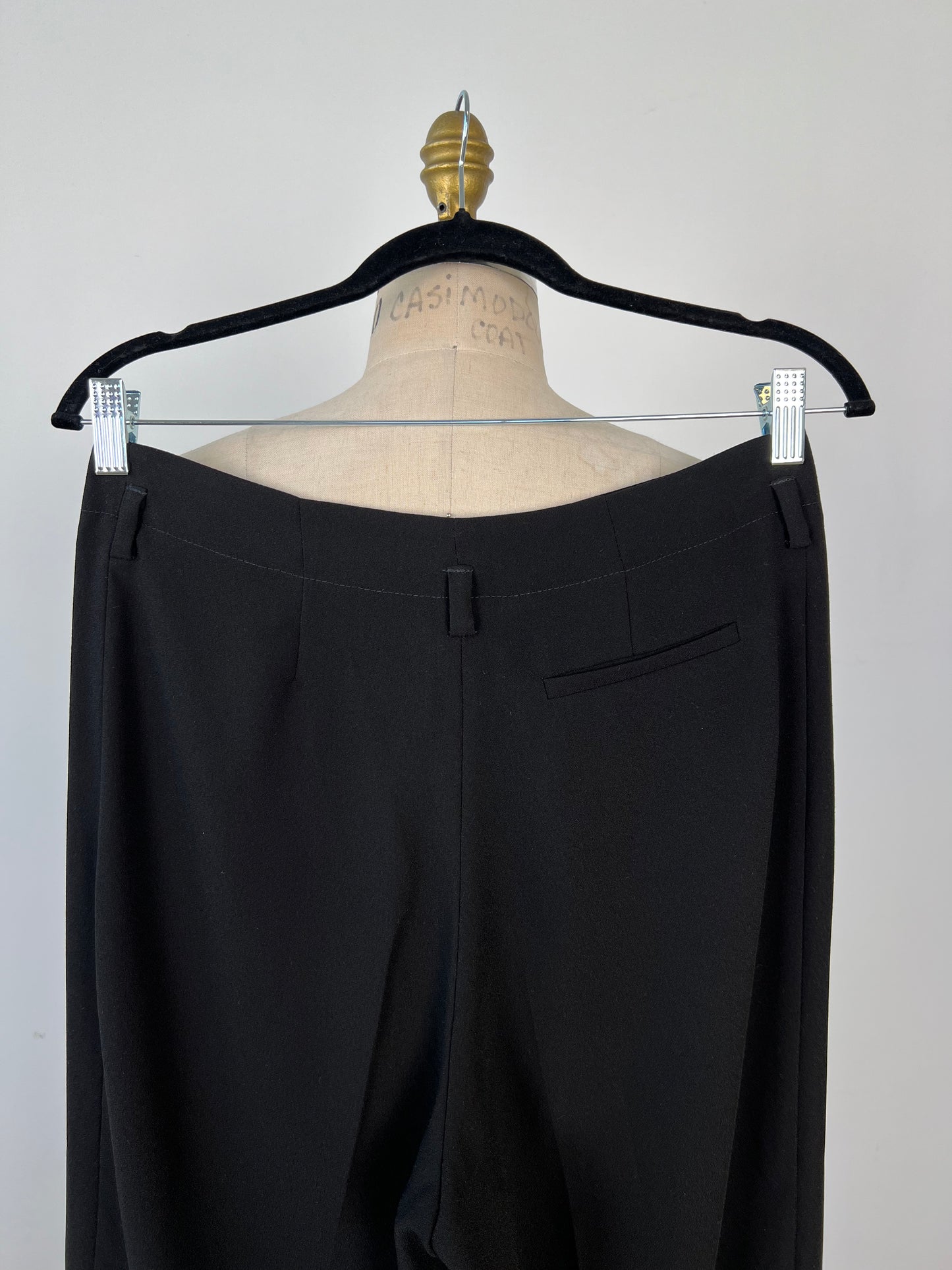 Pantalon tailleur droit en crêpe noire (8)