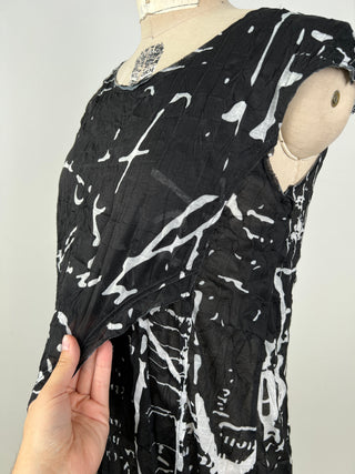 Black and white chic wrinkled tunic with crossed panels (S)