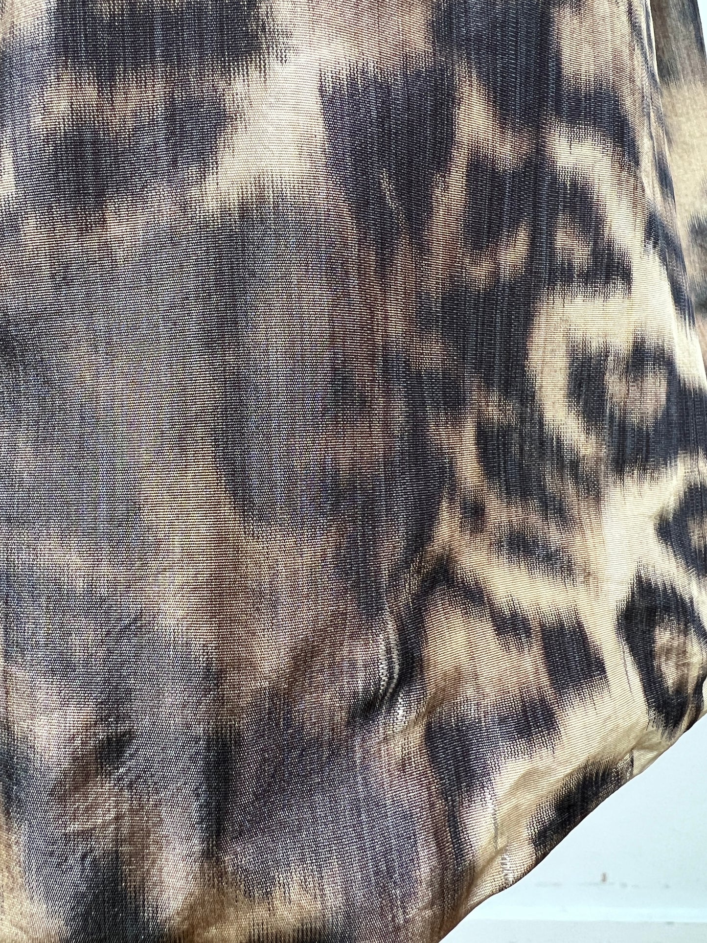 Robe ballon en satin à imprimé léopard façon holographique (4)