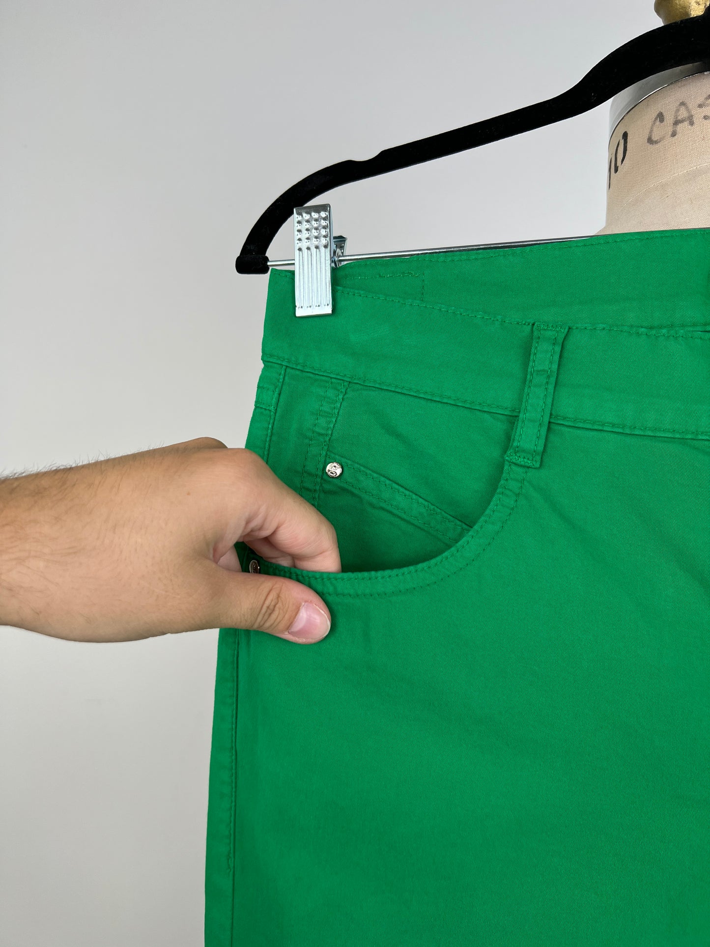 Pantalon corsaire vert pomme en coton stretch (8)