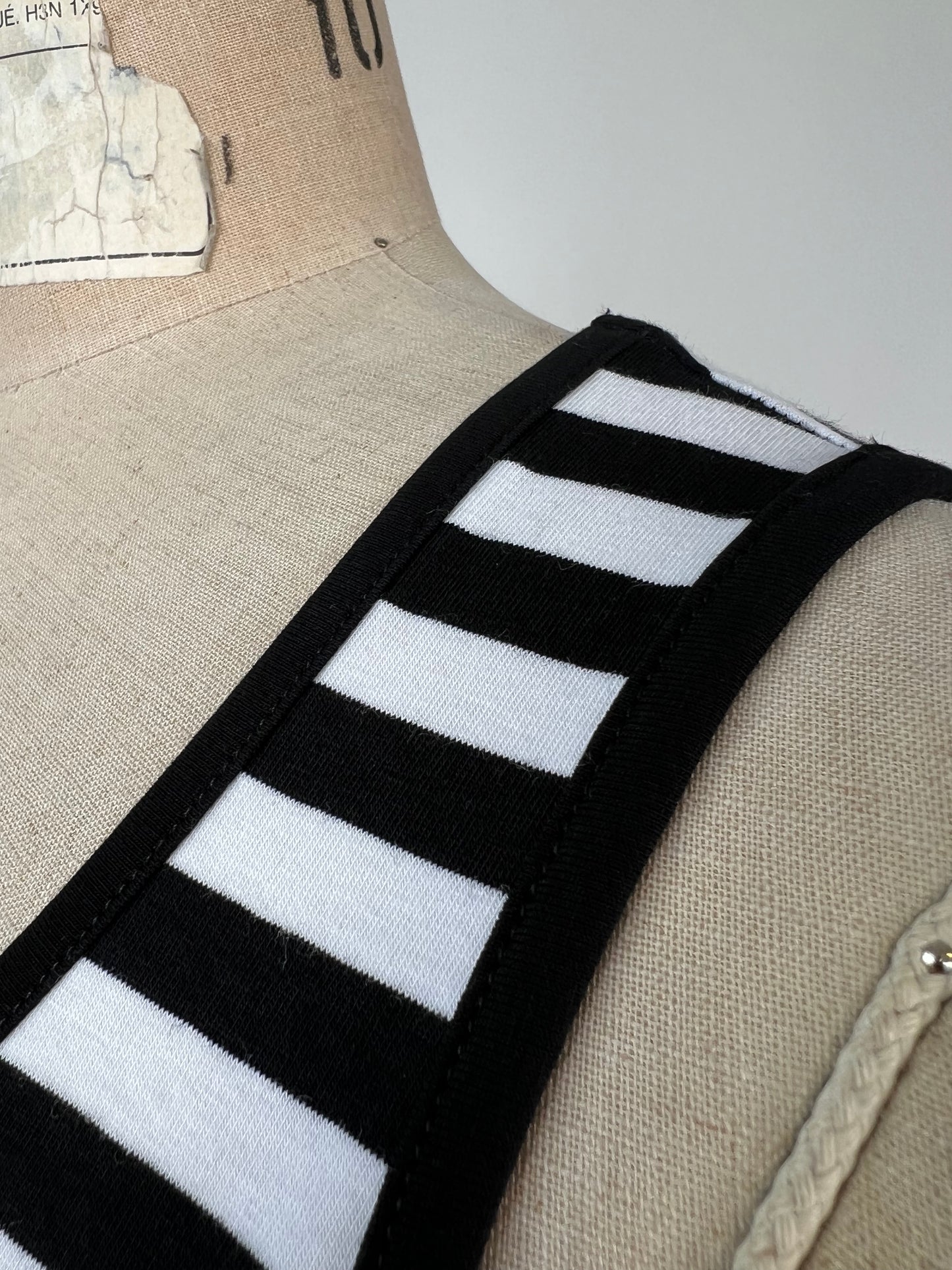 Robe maxi à rayures noir et blanc imprimée code (S)