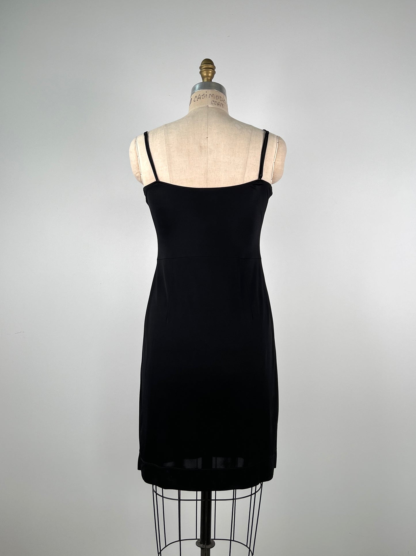 Robe noire minimaliste en viscose satinée (8)