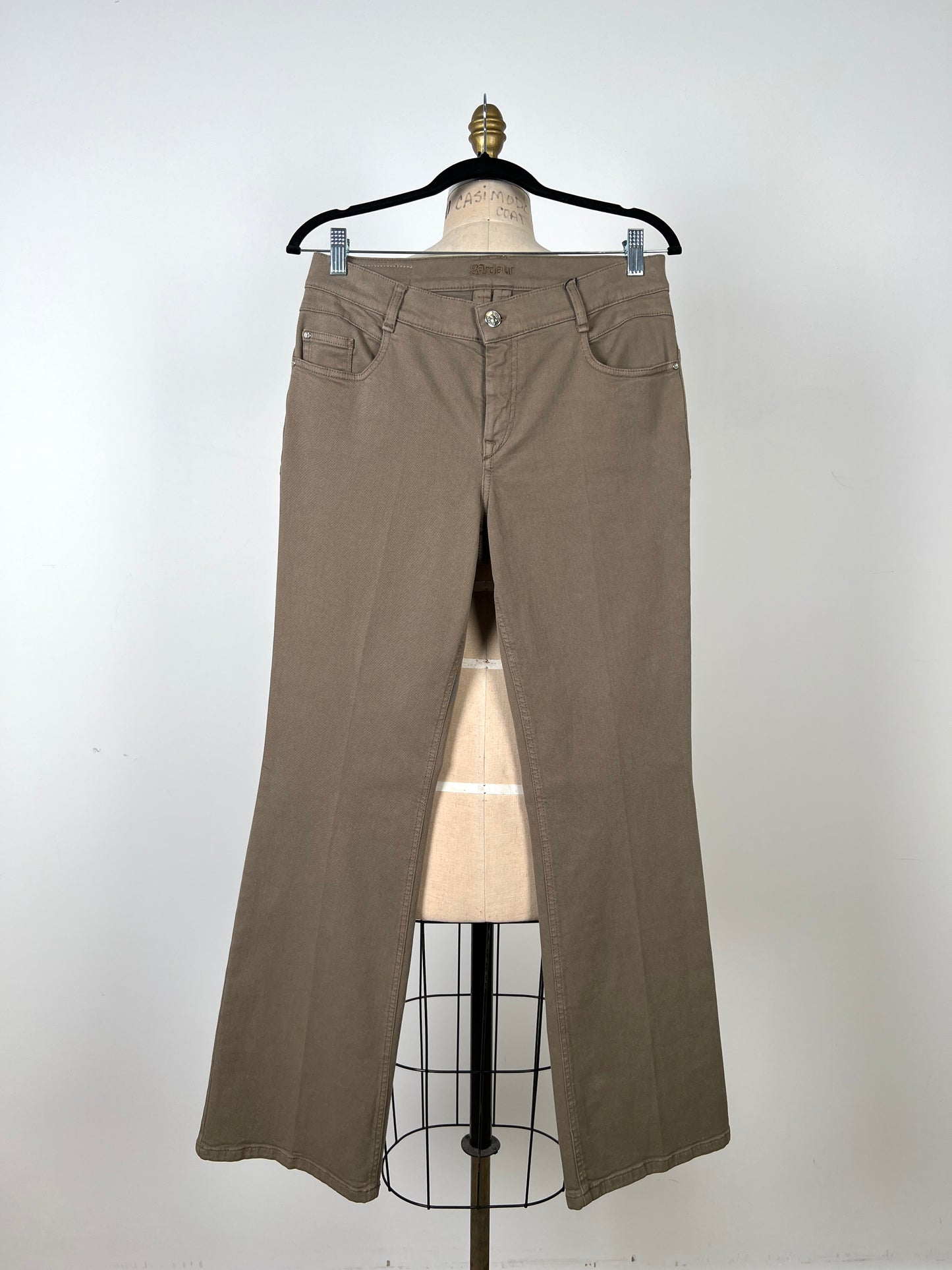 Pantalon bootcut taupe en denim de coton biologique (8)