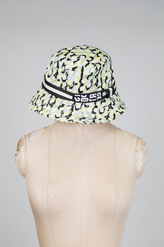 Chapeau bob blanc, jaune et noir