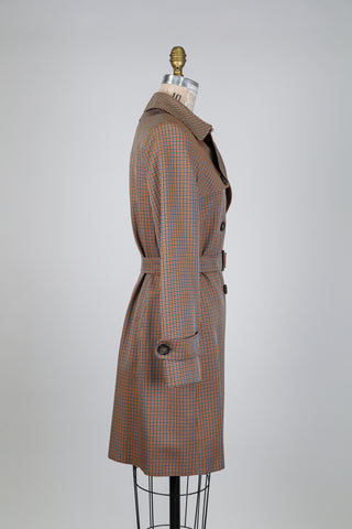 Trench beige à micro-carreaux rouge et bleu (6)