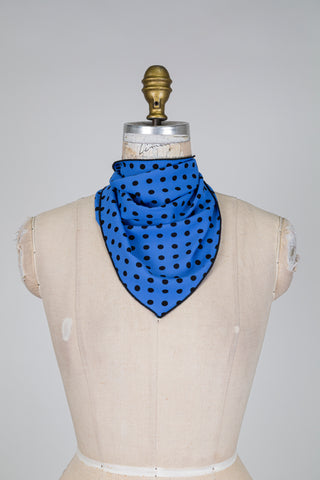 Foulard triangle bleu à pois noirs (TU)
