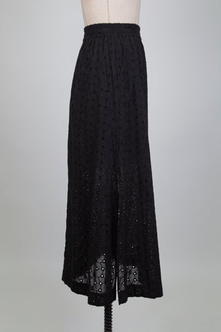 Jupe en coton noir à broderie anglaise (6)