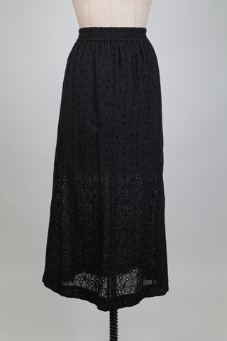 Jupe en coton noir à broderie anglaise (6)