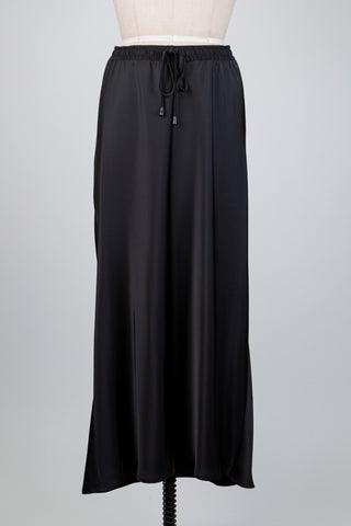 Black satin-effect flowy skirt (size 10/12)