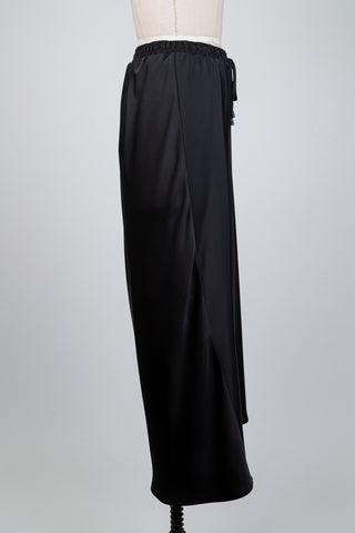Black satin-effect flowy skirt (size 10/12)