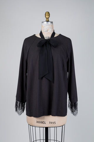 Blouse noire à détails dentelle (14/16)