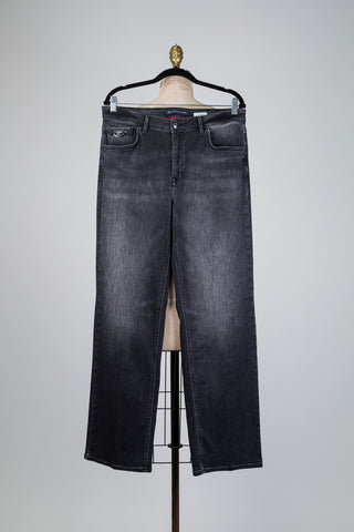 Black straight denim trousers with charm (12)