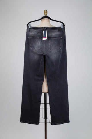 Black straight denim trousers with charm (12)