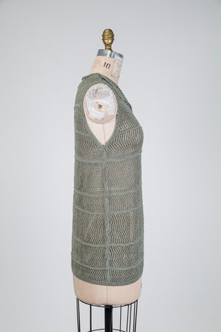 Débardeur vert militaire col V en maille filet (TU)