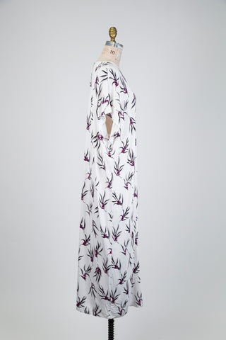 Robe blanche à feuillage et baies fuchsia (S+)