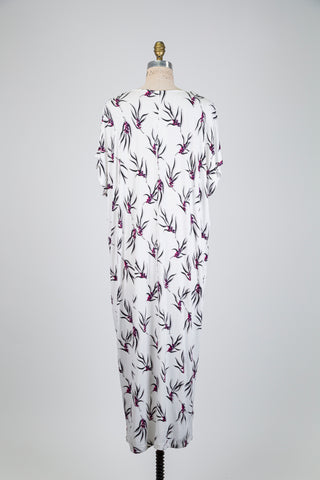 Robe blanche à feuillage et baies fuchsia (S+)