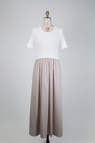 Robe à haut en tricot blanc et jupe beige (6)