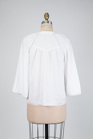 Blouse blanche finitions en maille lumineuse (6)