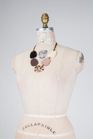 Collier pastilles à teintes neutres (TU)