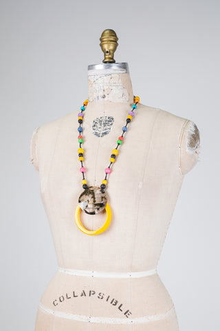 Collier anneau jaune et coquillage (TU)