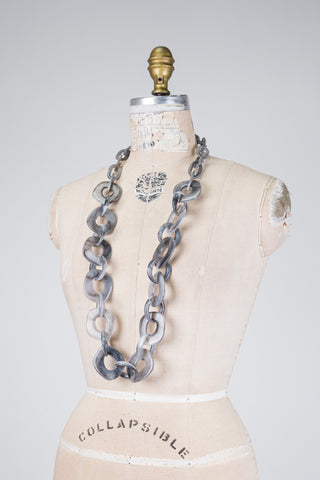 Collier chaîne XXL gris marbré (TU)