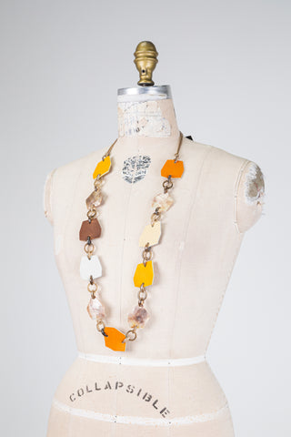 Collier cuir jaune moutarde et nacre (TU)