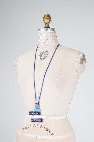 Collier inukshuk bleu (TU)