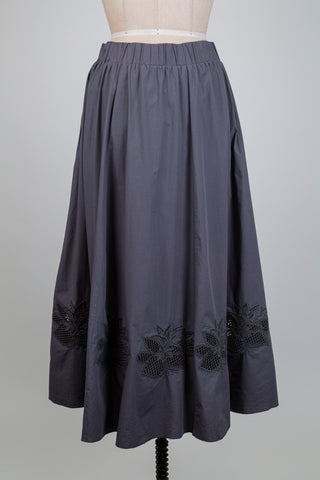 Jupe grise évasée à broderie anglaise (8 à 12)