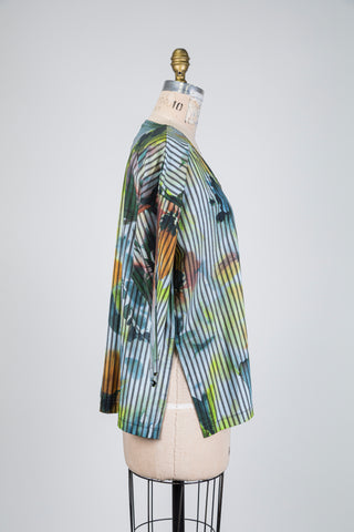 Floral blue button-up top with a painted effect (10+)