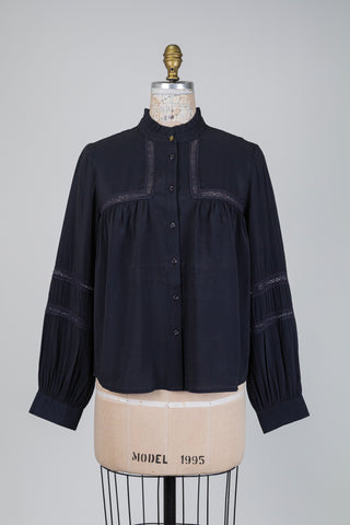 Blouse marine à détails ajourés (8+10)