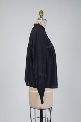 Blouse marine à détails ajourés (8+10)