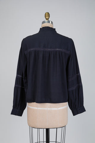 Blouse marine à détails ajourés (8+10)
