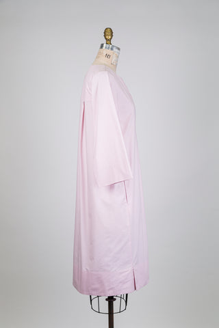 Robe droite rose à col V et pli central (6)