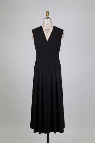 Robe noire intemportelle à jupe plissée (6)