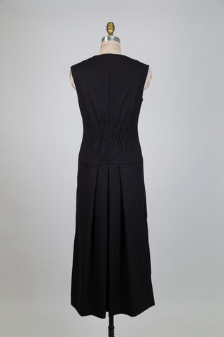 Robe noire intemportelle à jupe plissée (6)